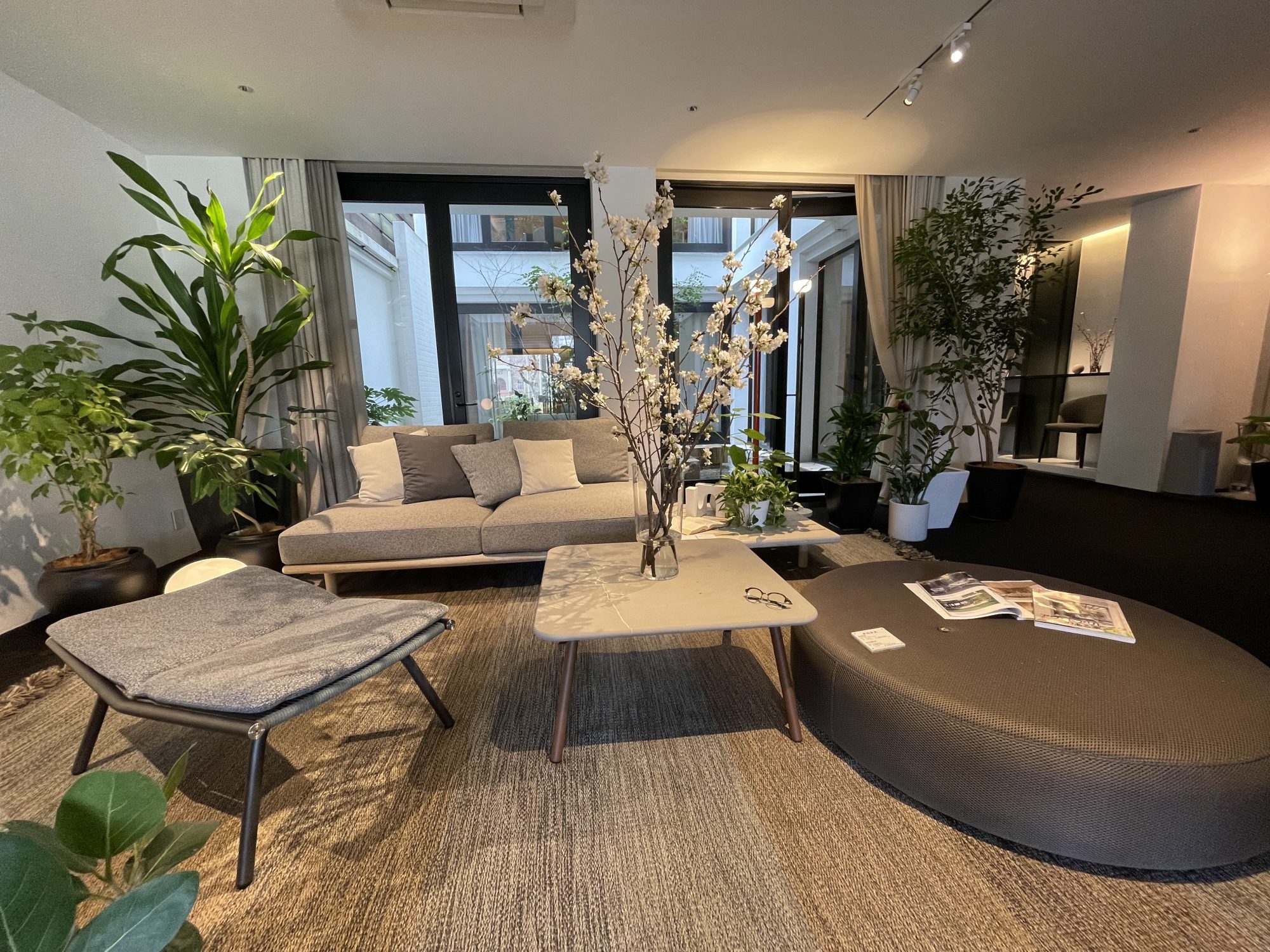 桜とアートを愛でながら、中島町を流れる博多川のほとりに佇む